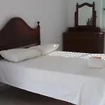 Lovely 4-bed In Estômbar