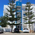 Lovely 4-bed In Estômbar