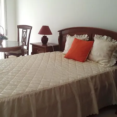 Lovely 4-bed In Estômbar