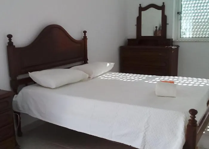 Lovely 4-bed In Estômbar