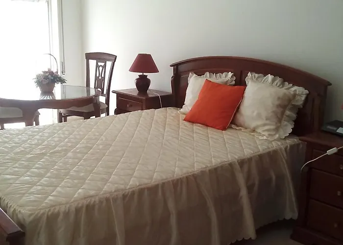 Lovely 4-bed In Estômbar