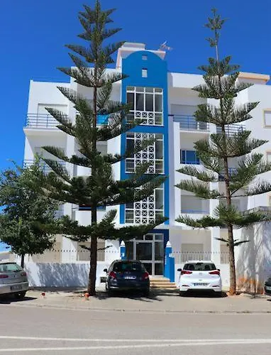 Lovely 4-bed In Estômbar