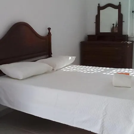 Lovely 4-bed In Estômbar