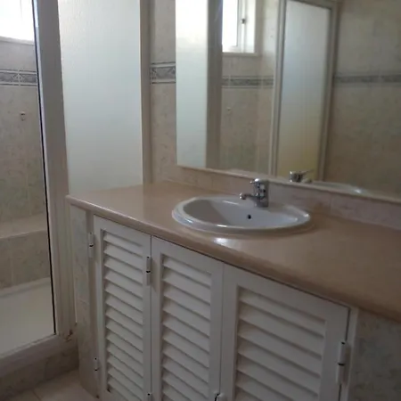 شقة Lovely 4-bed In Estômbar