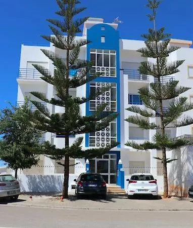 Lovely 4-bed In Estômbar