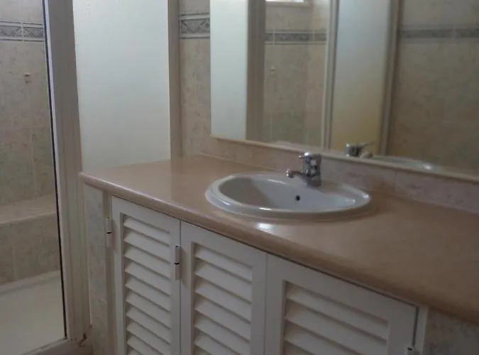 Appartement Lovely 4-bed In Estômbar
